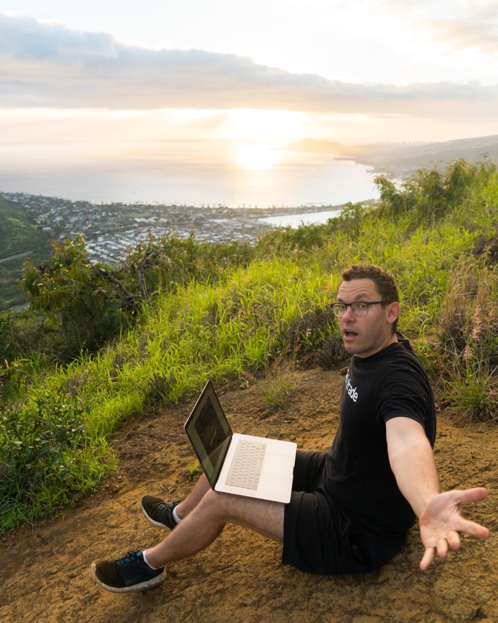 tim sykes in hawaii with laptop
