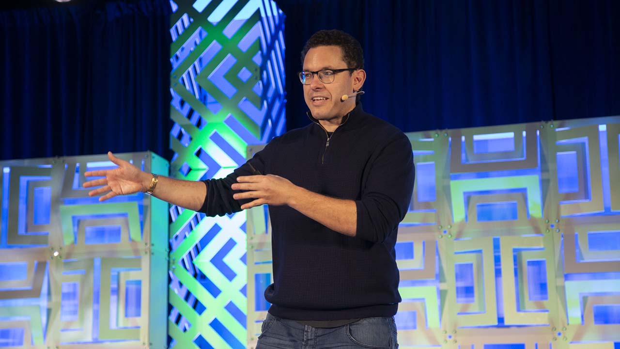 Trading mentor Timothy Sykes teaches onstage